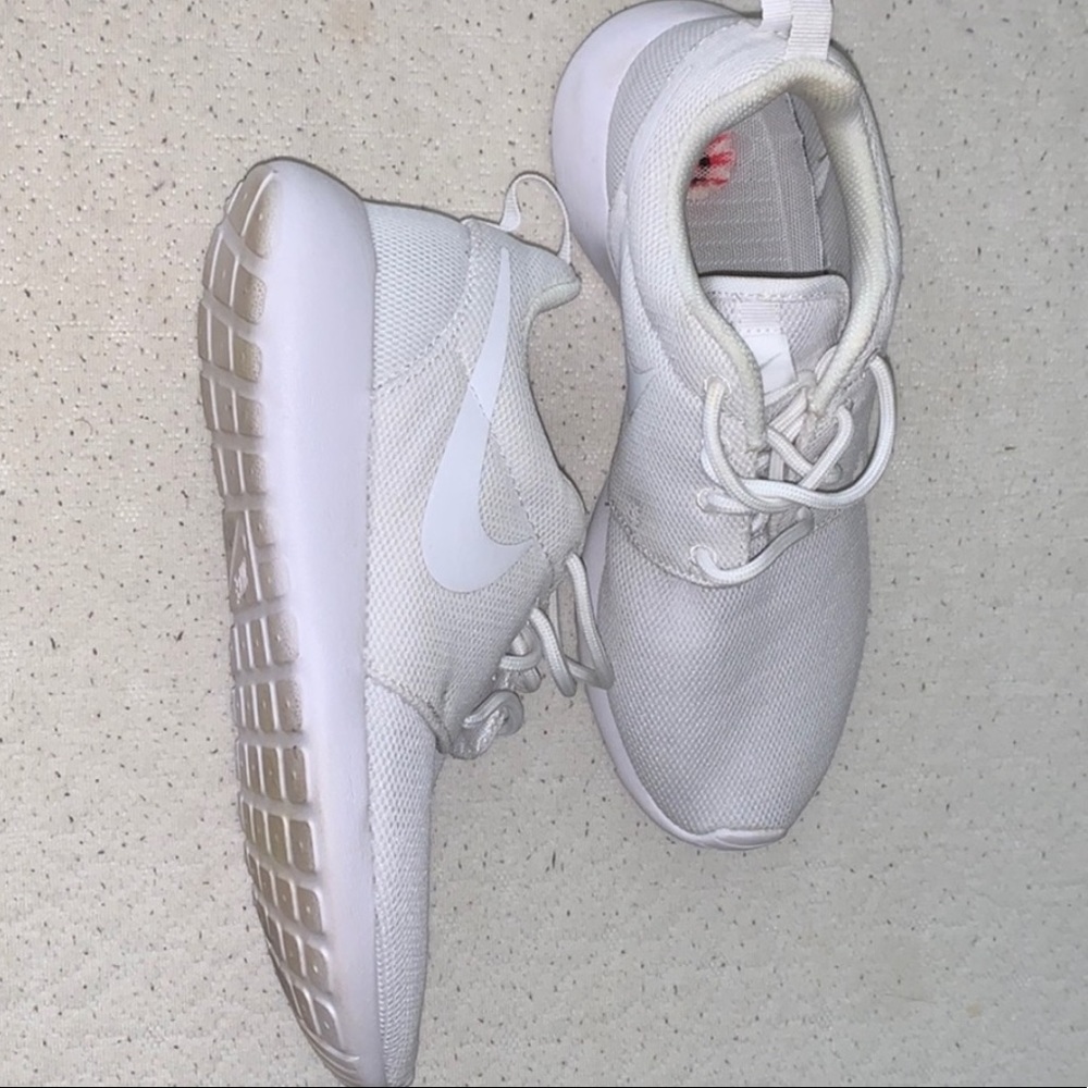 White Nike Roshe 1
